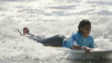 Niña surfista que perdió prótesis al entrenar en el mar no pierde la esperanza de competir en Mundial