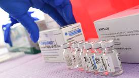Agencia europea respalda vacuna de Johnson & Johnson: la vincula a casos ‘muy raros’ de trombos 