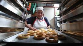 Pan para celíacos alimentó espíritu emprendedor de colombiano refugiado
