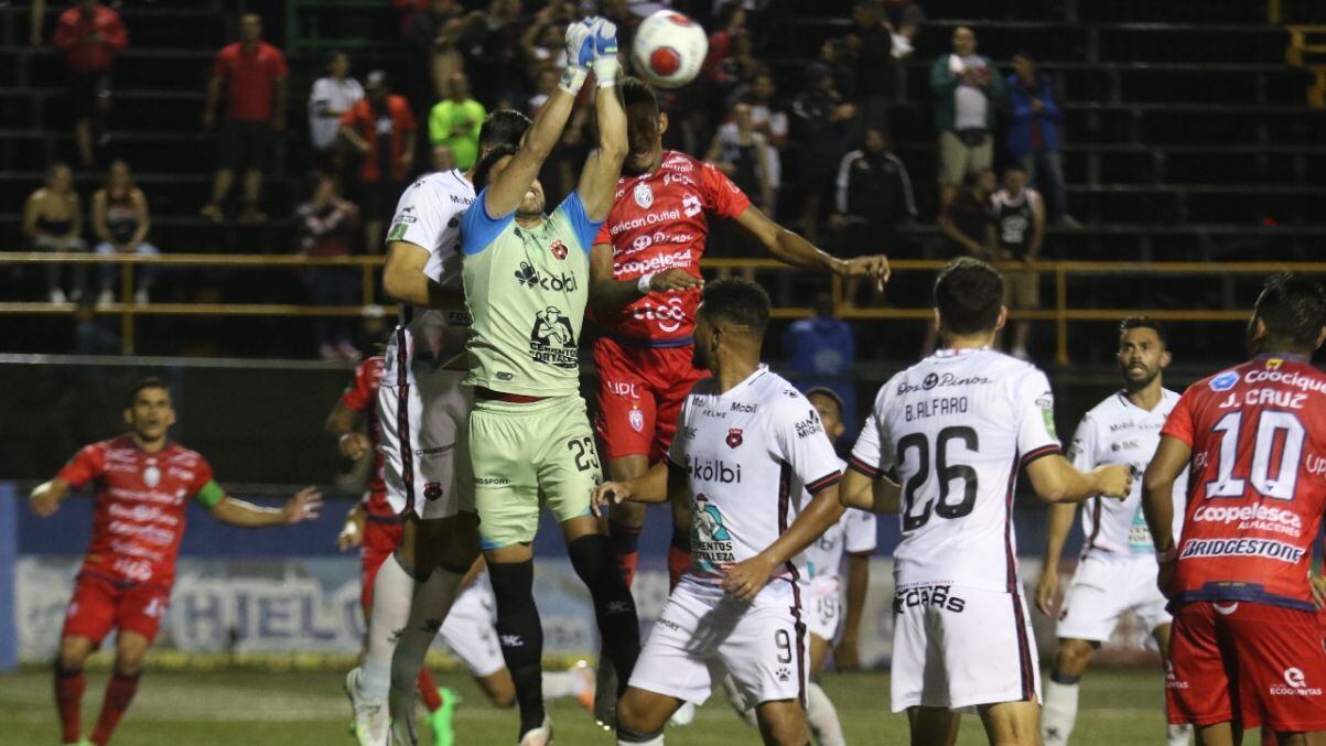 Leonel Moreira le negó el gol a San Carlos en reiteradas ocasiones. Él fue el salvador de Alajuelense en Ciudad Quesada. Fotografía: Prensa San Carlos