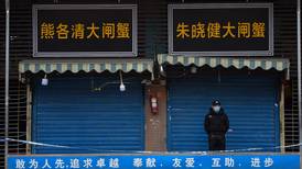 Vendedora del mercado de Wuhan es el primer caso conocido de covid-19, revela estudio