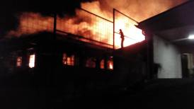 Incendio consume dos viviendas y una bodega en Escazú