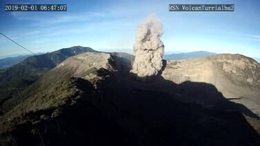 Con columna de kilómetro y medio el volcán Turrialba inicia ciclo eruptivo del 2019