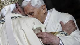 Desde su retiro, Benedicto XVI alimenta supuesta rivalidad entre ‘dos papas’