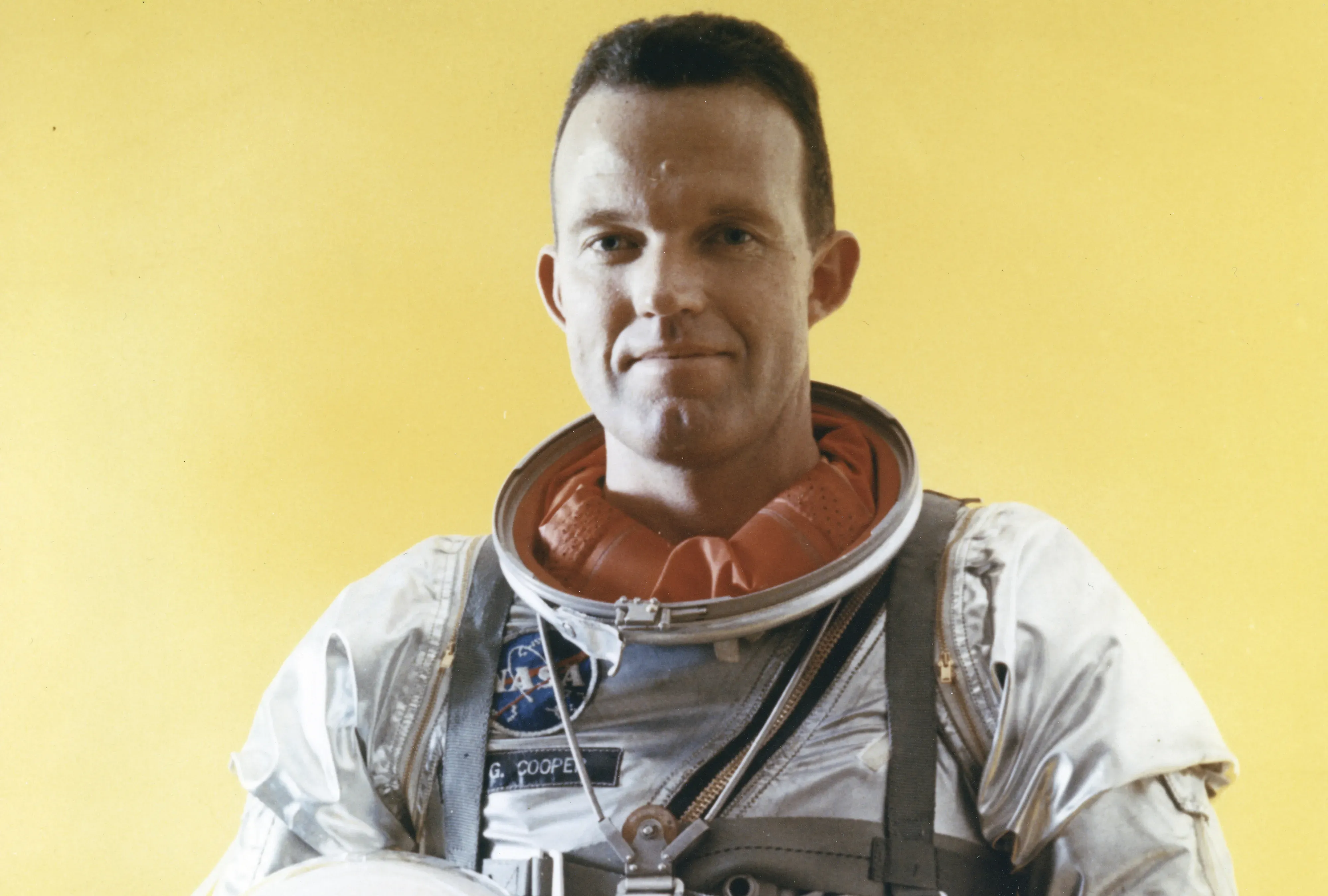 Durante su recorrido en la nave espacial Mercury el comandante Gordon Cooper dio 22 vueltas al planeta Tierra, donde observó 'anomalías' en los mares del planeta. 