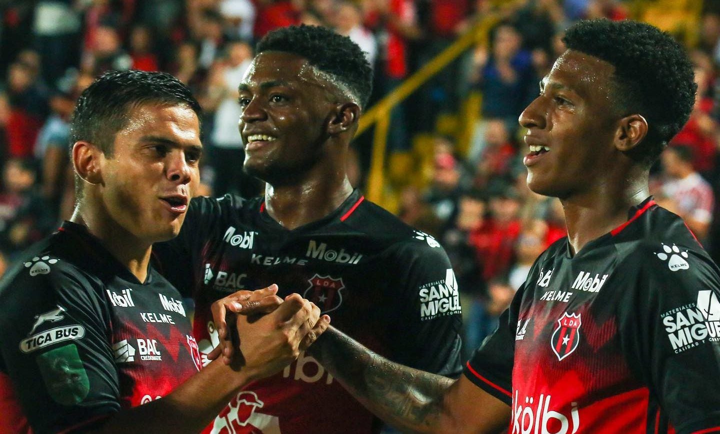 Suhander Zúñiga, Rashir Parkins y Josimar Alcócer son tres de los jugadores que han tenido minutos de juego de manera regular con Alajuelense. 
