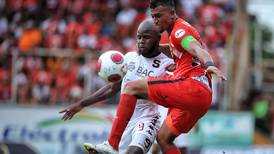 El recio zaguero goleador del Puntarenas FC se rinde ante los ‘cachetes’ de su hija
