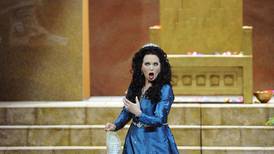 Soprano Elizabeth Blancke-Biggs promete gran energía en ópera "Nabucco"
