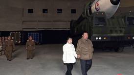 Líder norcoreano reaparece junto a su hija para el lanzamiento del ‘misil monstruo’