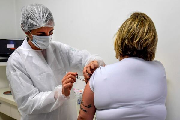 EE. UU. autoriza reinicio de pruebas de dos vacunas contra la covid-19 - La  Nación