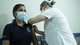 Mayores de 58 años comenzarán a recibir vacuna contra covid-19 en febrero