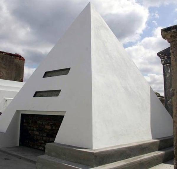 The actor built this pyramid in the cemetery of New Orleans to pay tribute to the saga of National Treasure.