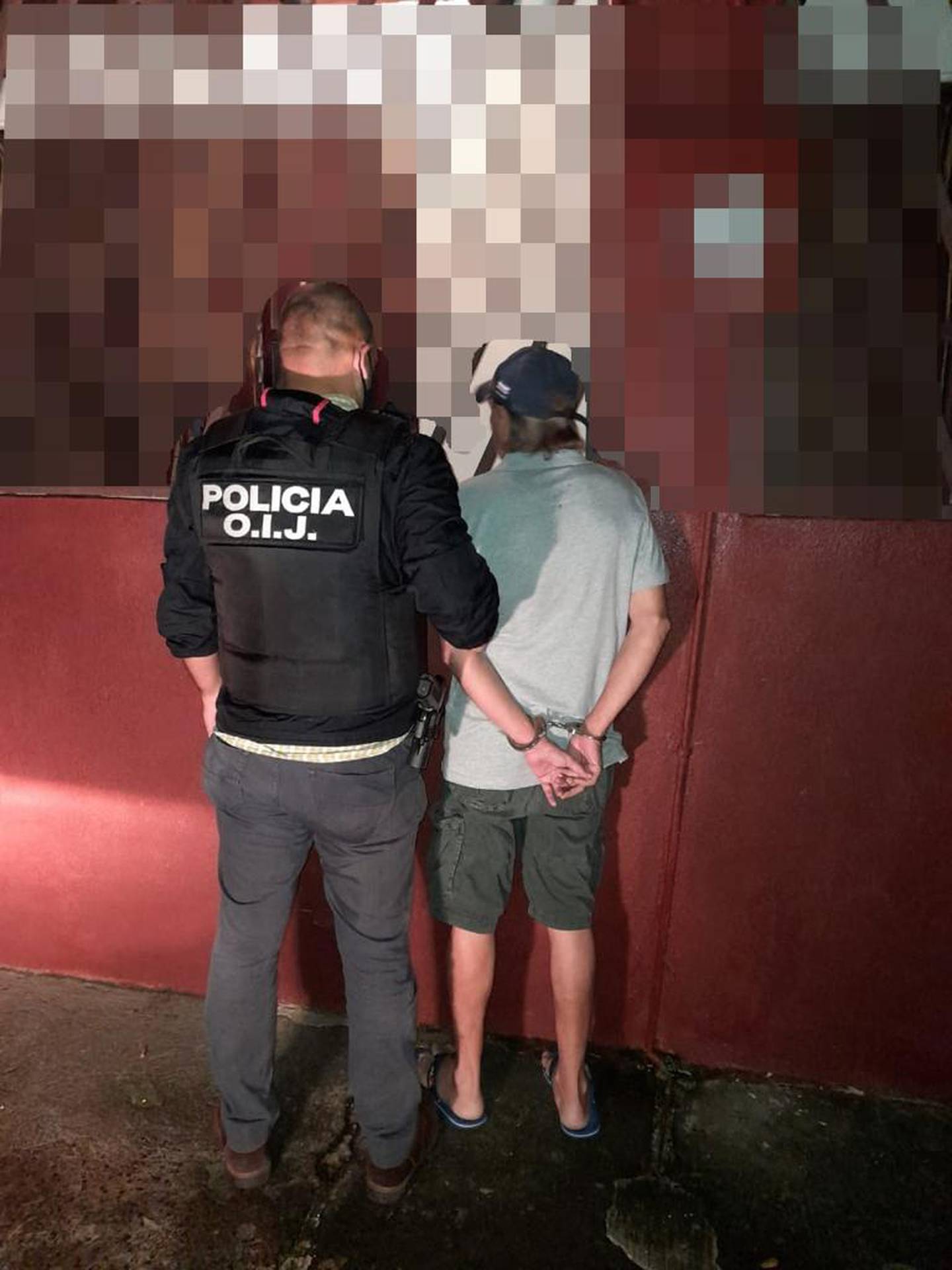 El foráneo cayó en Alajuela la noche del 31 de octubre y de inmediato se le dejó a la orden de la autoridad judicial para que cumpla su pena por prostituir menores y adultas. Foto: Cortesía OIJ.