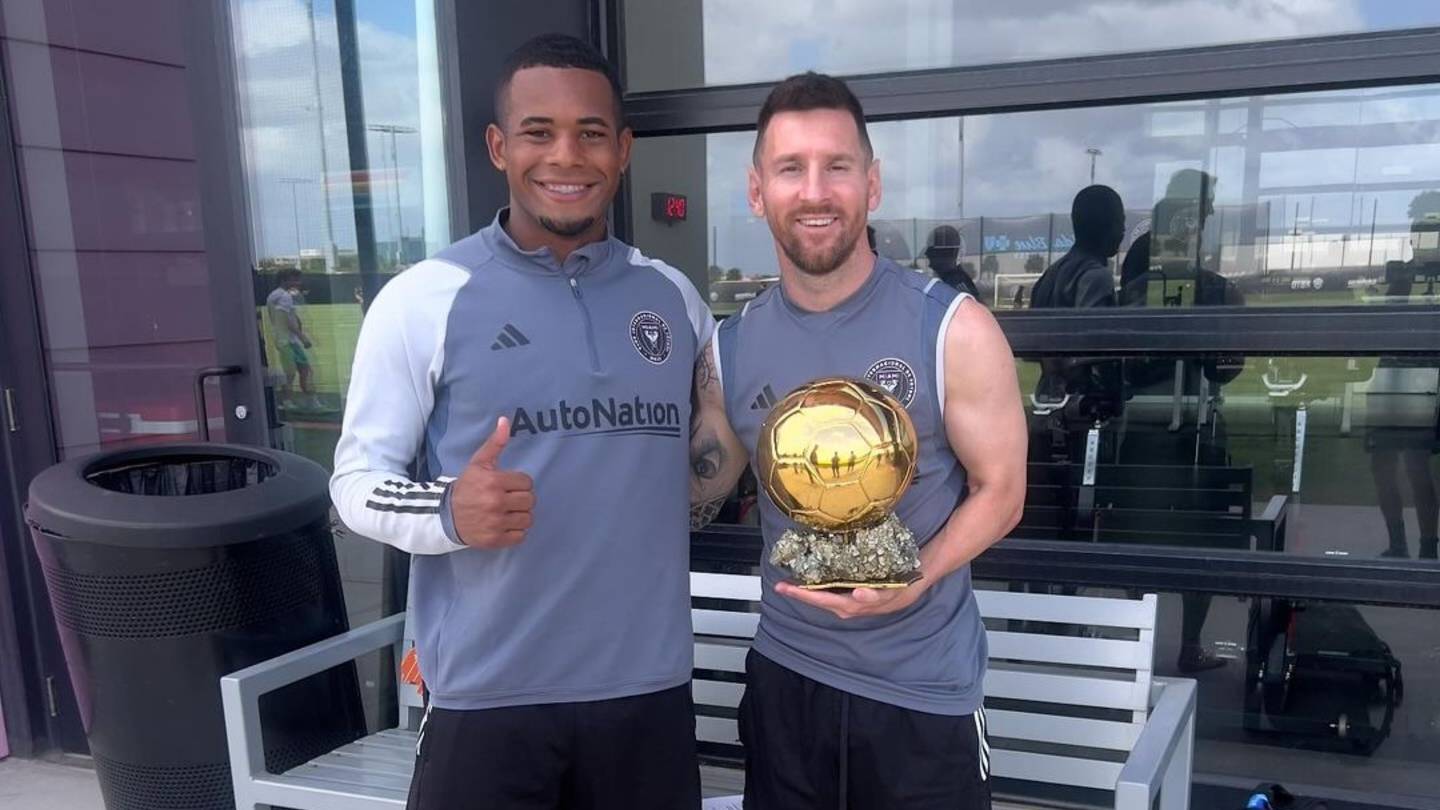 Cameron Johnson estuvo al lado de Lionel Messi y su balón de Oro. Foto: Instagram