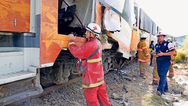 Fiscalía acusa a dos maquinistas por grave choque frontal de trenes 