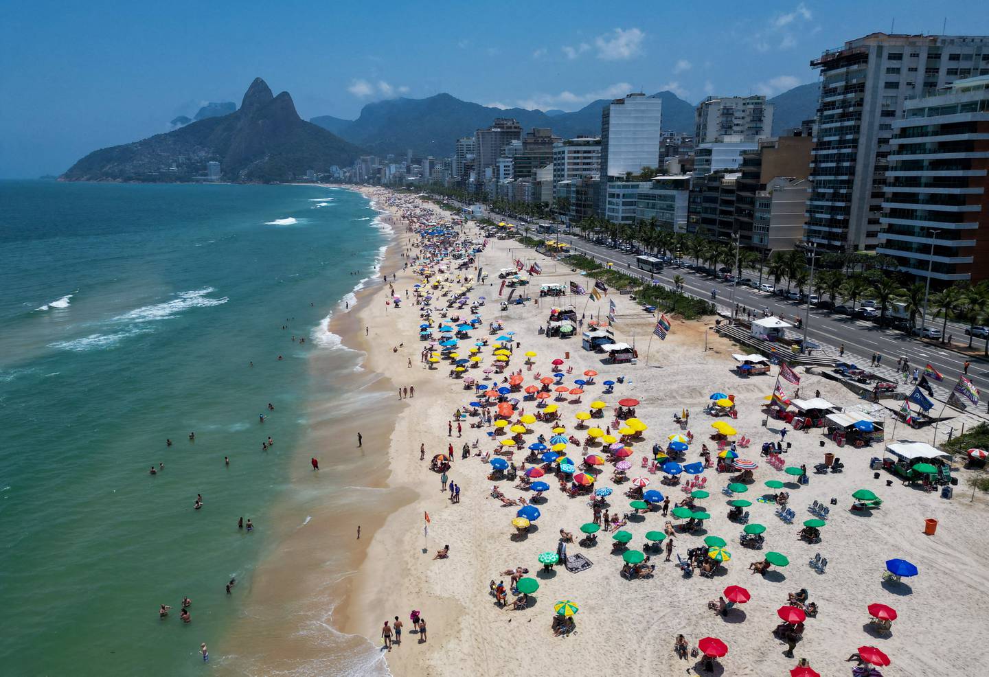 Esta es una vista al aérea de la playa de Ipanema en Río de Janeiro.
