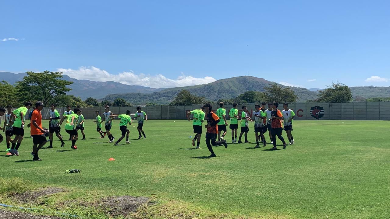 El equipo Sub 15 del Puntarenas FC entrenó en la cancha natural del Centro de Alto Rendimiento ubicado en el barrio La Reseda, en El Roble de Puntarenas.