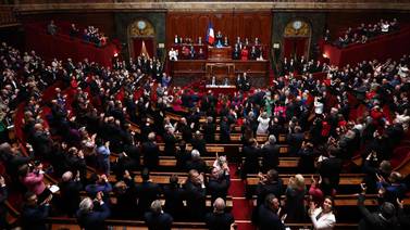 Francia inscribe ‘libertad garantizada’ a abortar en su Constitución