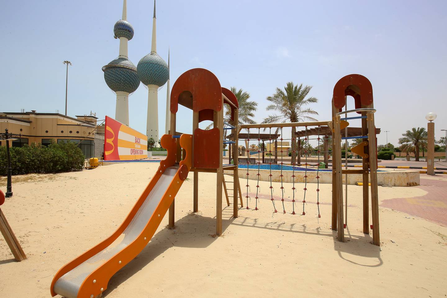 Un parque infantil en Ciudad Kuwait desolado como consecuencia del confinamiento para frenar la propagación del coronavirus.