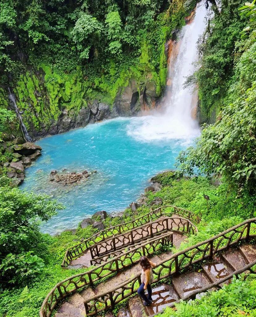 El Río Celeste tiene gran popularidad entre los turistas, siendo uno de los destinos más visitados en Costa Rica.