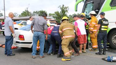 (Video) Choque de autobús con automóvil en Guápiles causa la muerte de una mujer 