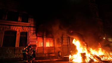 Manifestantes incendian edificio de ‘El Mercurio’ en Valparaíso, el diario más antiguo de Chile