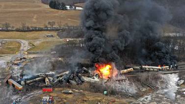 Lo que se sabe sobre el descarrilamiento de tren con material tóxico en Ohio