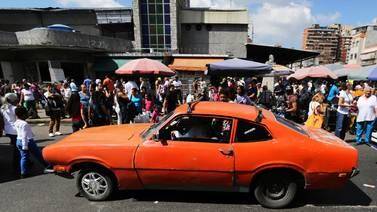 Venezuela: gasolina   muy barata para  carros muy gastones 