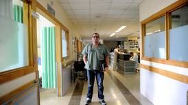 Médico usa pasillos de hospital de Alajuela para atender a enfermos terminales y sus familias