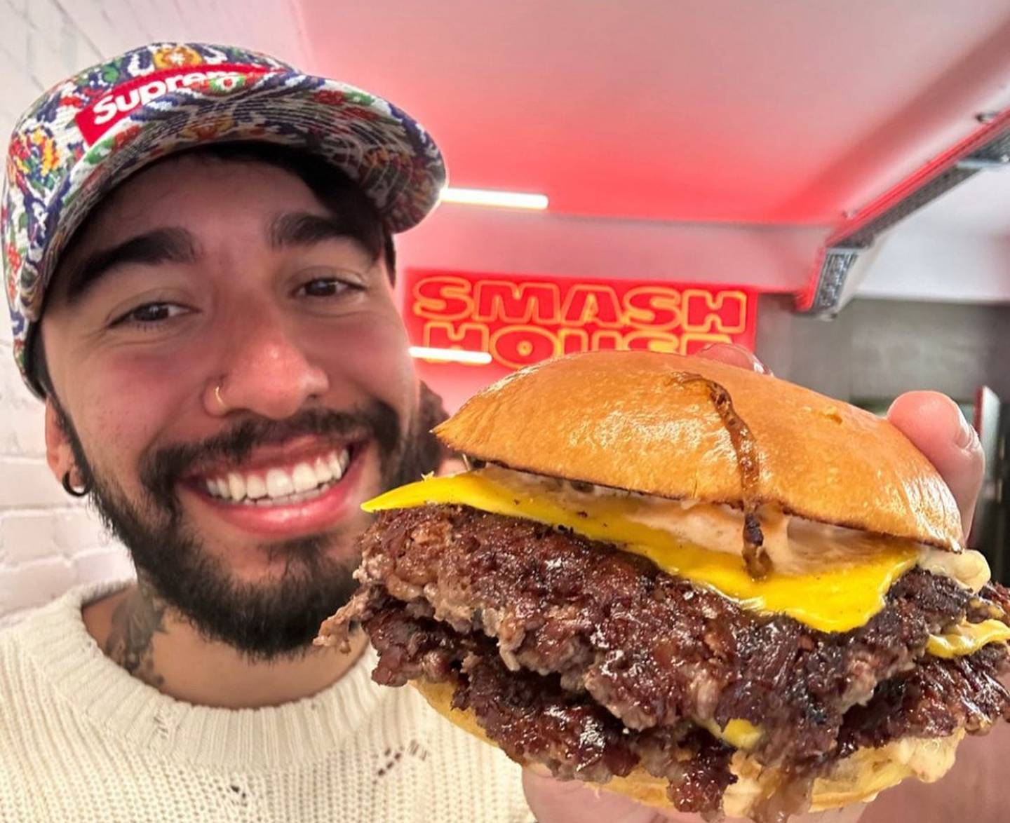 El influencer Fabián Recomienda se dedica a degustar restaurantes en Costa Rica y el mundo. En la foto, aparece con una hamburguesa de Smash House en Barcelona, España.