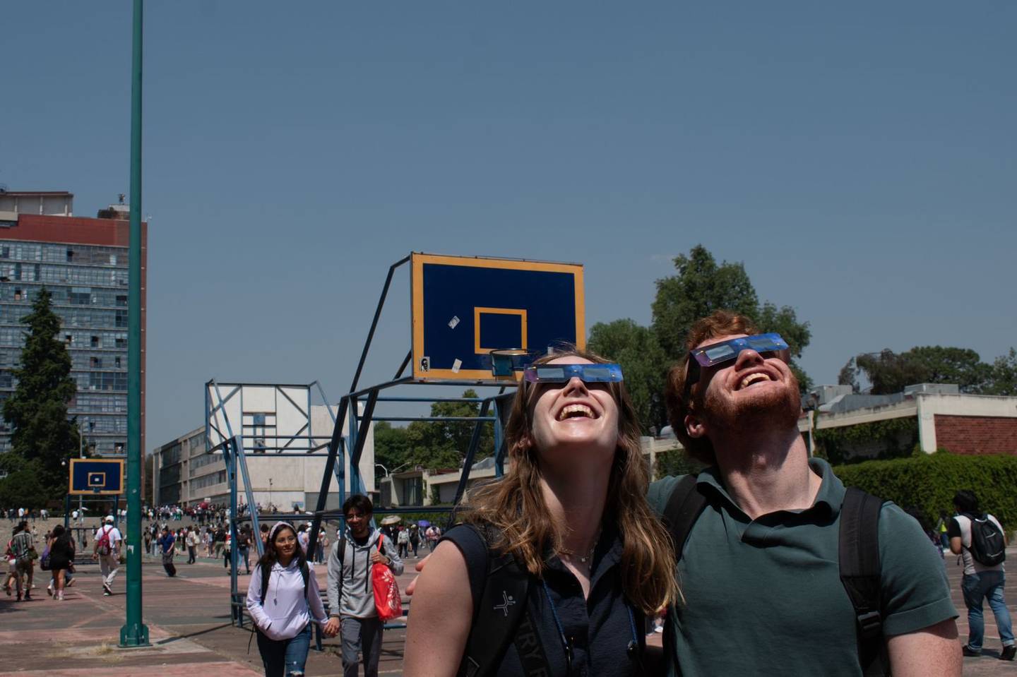 Estudiantes en Ciudad Universitaria, México, se preparan para ver el eclipse solar. Foto: Abril Angulo/El Universal