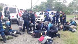 (Videos) Turbas hieren a policías con piedras y bombas molotov en Quepos; Fiscalía abre investigación