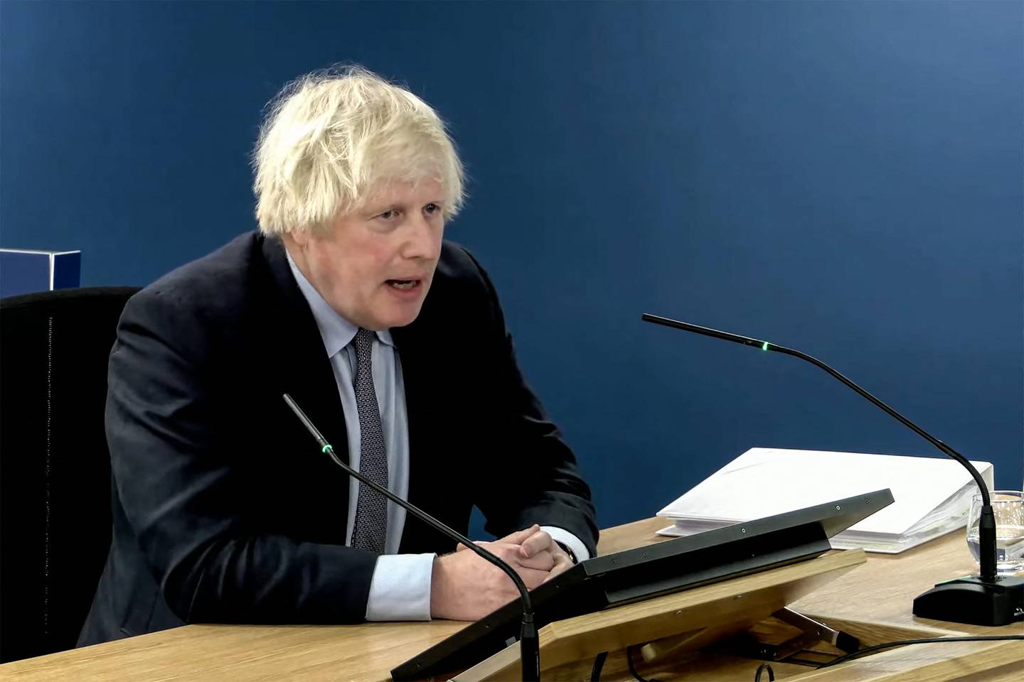 Un vídeo extraído de imágenes transmitidas por la Investigación Covid-19 del Reino Unido muestra al ex primer ministro británico Boris Johnson hablando en la Investigación Covid-19 del Reino Unido, en el oeste de Londres para declarar.