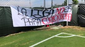 Aficionados de Alajuelense llevaron mensajes al CAR: ‘La Liga no es para cualquiera’
