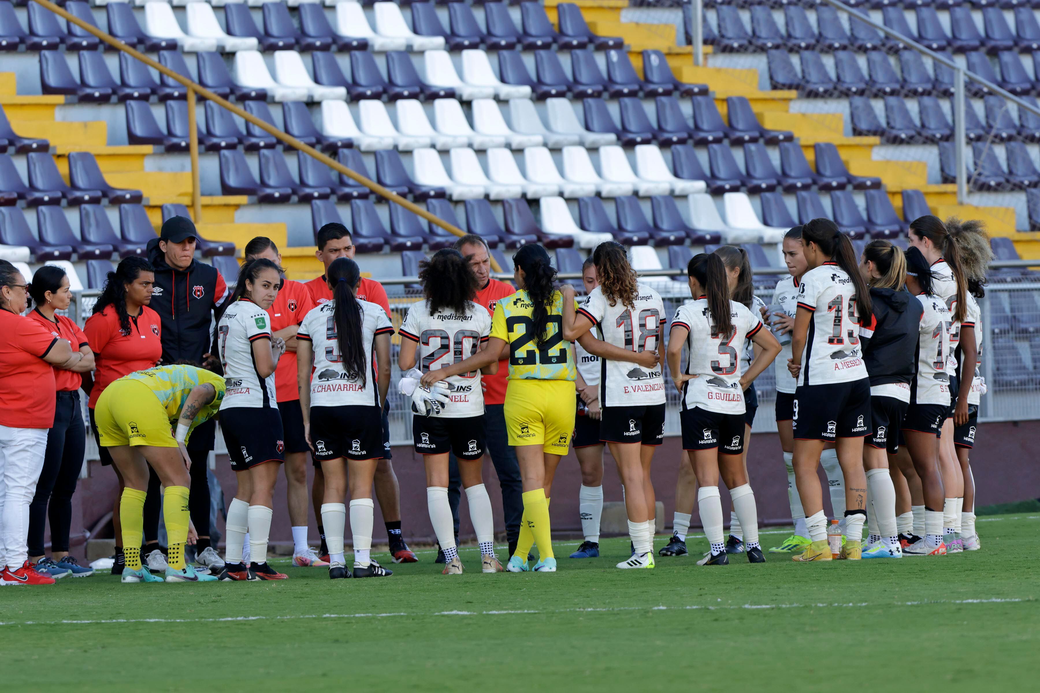 Wílmer López felicitó a sus leonas de Liga Deportiva Alajuelense por el triunfo en el clásico femenino contra Saprissa FF.