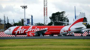 Avión de AirAsia con 161 pasajeros desaparece entre Indonesia y Singapur, confirmó aerolínea 