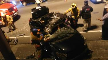 Publicista muere en colisión de carro contra poste en Escazú