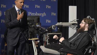 Hombre con parálisis experimenta el tacto mediante mano robótica