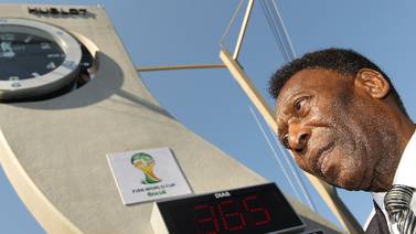 Pelé inaugura reloj en Copacabana con cuenta regresiva a un año del Mundial