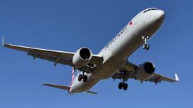 American Airlines advierte que ómicron retrasa recuperación de flujo de viajeros
