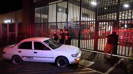 Hombre baleado perece dentro de carro frente la estación de bomberos en Pavas