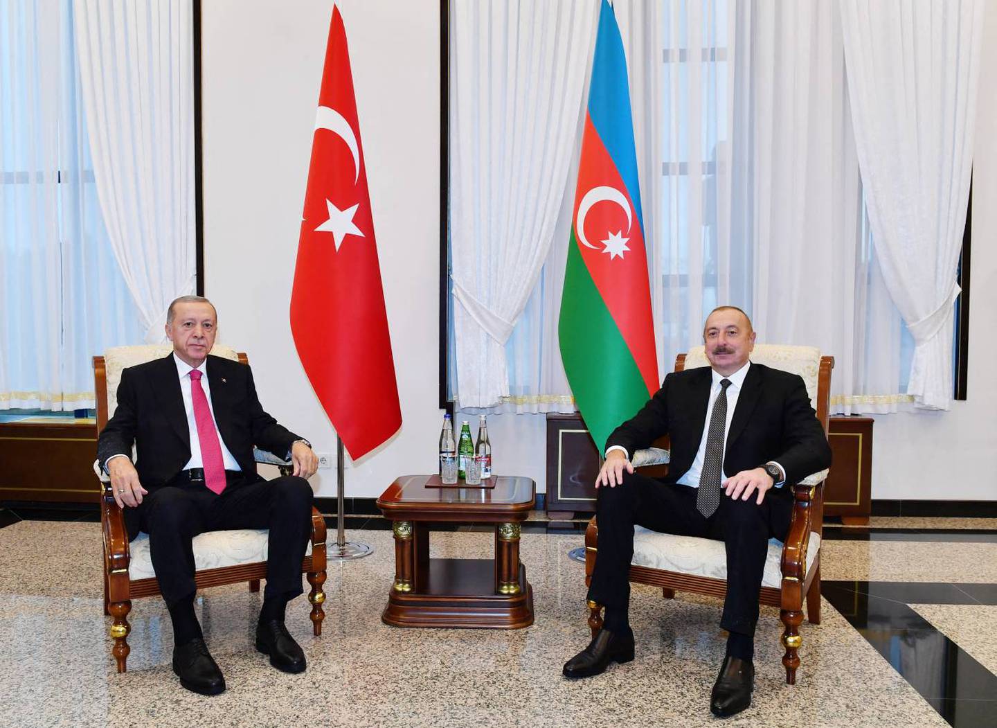 El presidente turco, Recep Tayyip Erdogan (izq.), reuniéndose con el presidente de Azerbaiyán, Ilham Aliyev, en el enclave de Nakhichevan, un territorio entre Armenia e Irán en la frontera con Turquía.