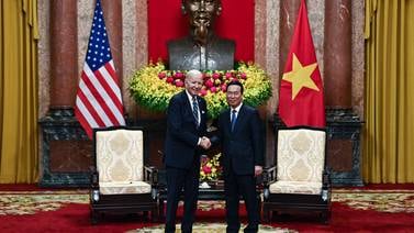 Joe Biden cierra visita a Vietnam con reuniones empresariales y homenajes