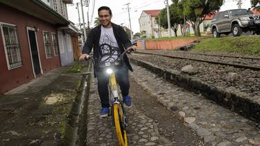 Ticos pedalearon las OMNiBicis por San José
