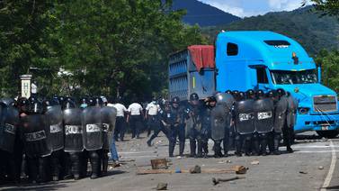 Gobierno de Guatemala despliega militares y policías en poblado tras protesta contra minera suiza