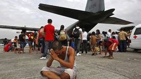  Llega ayuda a Filipinas, pero no donde se requiere