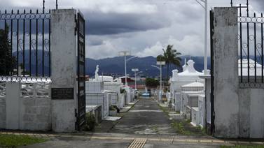 Víspera de lunes de difuntos muestra cementerios casi vacíos de deudos y sin ventas de flores por pandemia