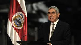 Editora de libro de Óscar Arias también lo acusa de hostigarla sexualmente