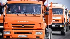Putin inaugura un puente que une Rusia a Crimea al volante de un camión
