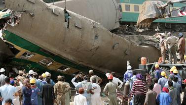 (Fotos) Accidente entre trenes deja saldo de 43 muertos en Pakistán